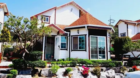 Buan (Byeonsanbando) Rainbow Orange Pension Отели рядом с достопримечательностью «Byeonsan Beach»