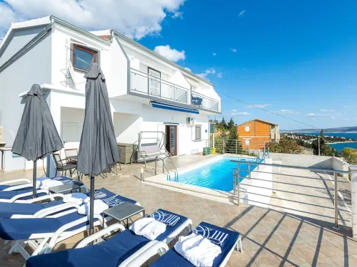 Luxury Apartment with Heated Pool in Starigrad