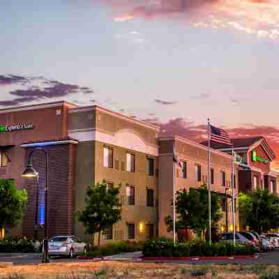 Holiday Inn Express & Suites Lincoln-Roseville Area Hotel Exterior