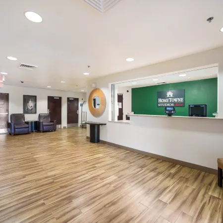 HomeTowne Studios by Red Roof St. Louis - Airport/ N Lindbergh
