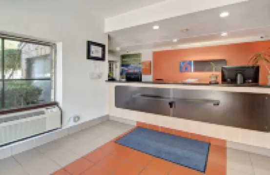 達拉斯森林車道6號汽車旅館