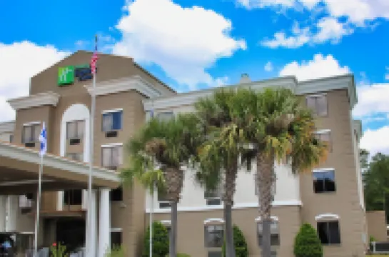 Holiday Inn Express & Suites Douglas by IHG