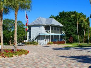 Shalimar Cottages and Motel