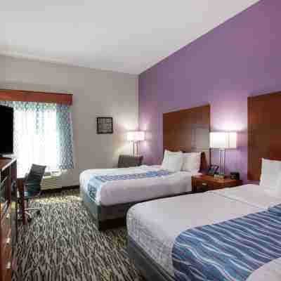 La Quinta Inn & Suites by Wyndham Tupelo Rooms