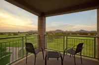 Embassy Suites by Hilton Phoenix Scottsdale - Bergblick