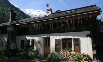 Chalet Pele - Alpes Travel - Central Chamonix - Sleeps 11