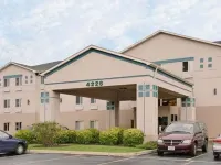 Super 8 by Wyndham Aurora/Naperville Area Hotel dekat Paramount Theatre