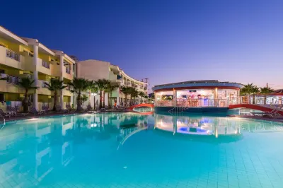 Caretta Beach Resort & Waterpark فنادق في Ampelokipoi