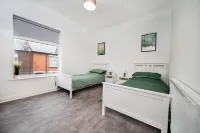 Modern Spacious 2 Bedroom House in Leigh, Free Parking