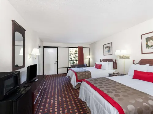 Travelodge by Wyndham Clarksville