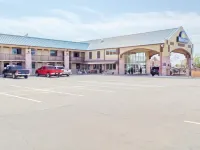 Days Inn by Wyndham Conway - parking