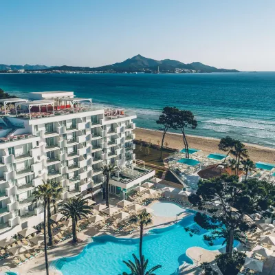 Iberostar Waves Alcudia Park プラヤデムロビーチ周辺のホテル