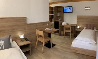 1. Hotel Cr..