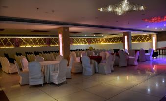 Hotel Grand SR - Housity