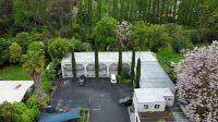Riverbank Park Motel - parking