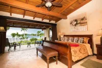 Luxury Beachfront Unit in Flamingo Right in Front of the Waves