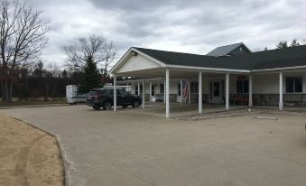 Scully's Manistee Outpost Motel