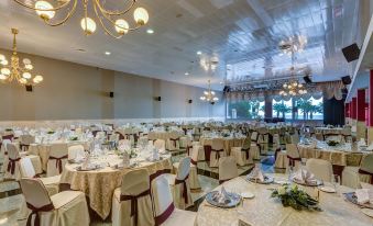 a large banquet hall with tables and chairs set up for a formal event , possibly a wedding reception at Playadulce