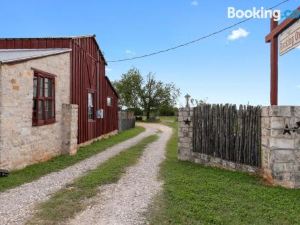 Gorgeous Barn Cabin with Firepit 10Min from Main St!