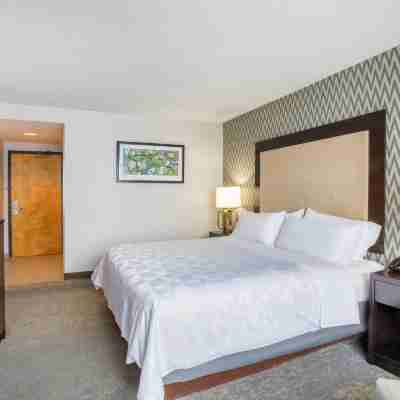 Holiday Inn & Suites Parsippany Fairfield, an IHG Hotel Rooms