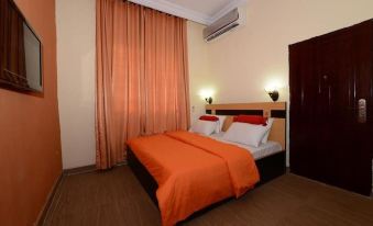 Momak 1 Hotel & Suites