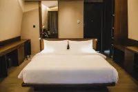 The Upper Clift Resort & Cafe Hotel dekat Leuwi Pangaduan New ( jalur cepat )
