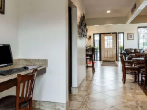 Econo Lodge University Hotels in Lawrence