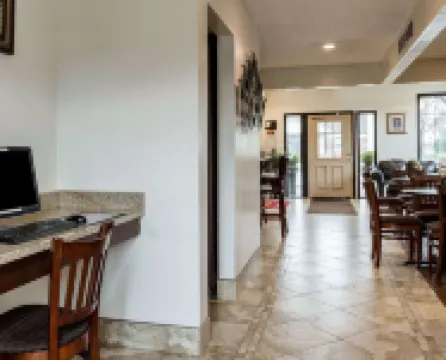 Econo Lodge University