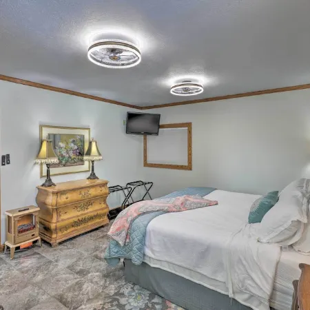Regal River Retreat in the Heart of Yankton!