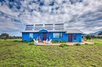 Cozy 'Blue Adobe' w/ Steam Room 2 Mi. from Taos!
