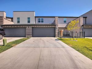 College Station Townhome w/ Furnished Patio!