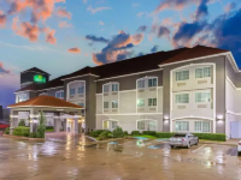 La Quinta Inn & Suites by Wyndham Cleburne クリーバーンのホテル