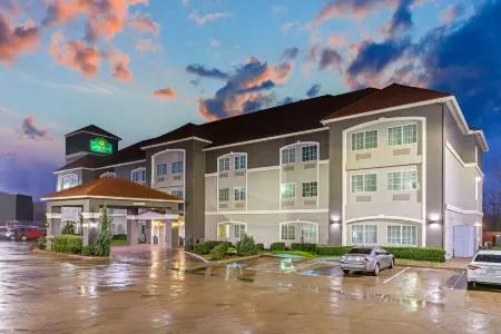 La Quinta Inn & Suites by Wyndham Cleburne Отели в г. Клберн