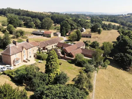 Old Downton Lodge Отели в г. Лустон