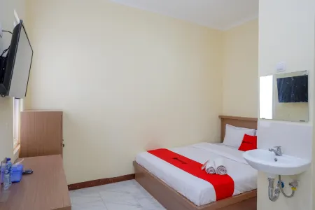 RedDoorz Near Tugu Muda Semarang Отели рядом с достопримечательностью «St. Joseph Church (Gedangan Church)»