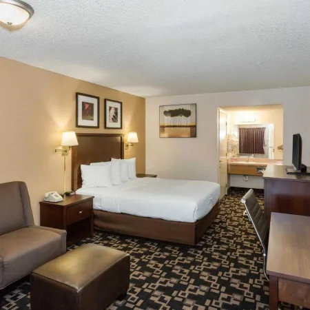 MorningGlory Inn & Suites