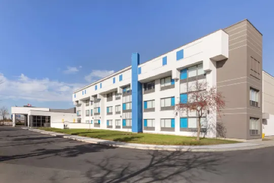 GLō Best Western Mississauga Corporate Centre Отели рядом с достопримечательностью «Библиотека Кортнипарк»