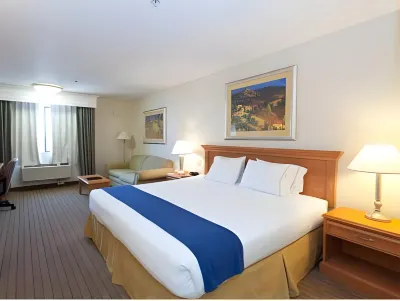 Holiday Inn Express & Suites Corning Hotel dekat Rolling Hills Casino