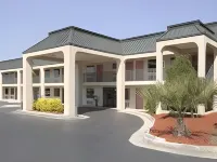 Super 8 by Wyndham Byron/South Macon