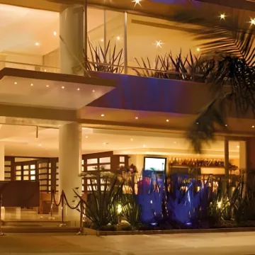 Blue Suites Hotel Hotels near بارك دي لا 93