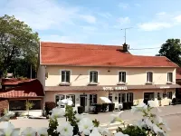 Logis Burnel Et la CLE des Champs Hotels in Remoncourt