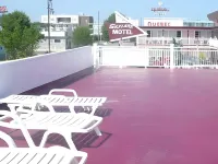 Skylark Resort Motel - Beach