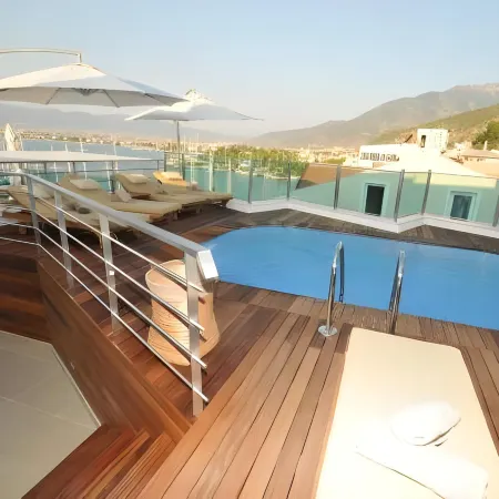 Alesta Yacht Hotel