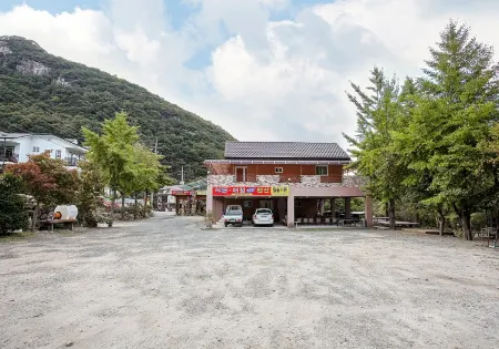 Jecheon Wolsong Garden Pension Отели рядом с достопримечательностью «Woraksan»