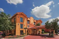 Howard Johnson by Wyndham Columbus Fort Moore