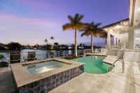 Marco Polo by Avantstay Waterfront 5bdr, Pool, Spa, Fire Pit, Walk to Beach Hotel berhampiran Marco Island Center for the Arts