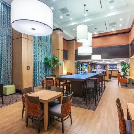 Hampton Inn & Suites Houston North IAH Отели рядом с достопримечательностью «Торговый центр Greenspoint»