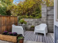 Inviting Designer Cottage - balcony