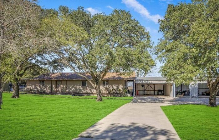 Schertz Country Farmhouse on 1 acre with Gameroom