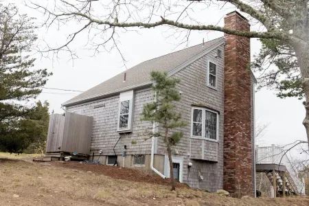 Family Friendly Home on Cobbs Pond and 100 yards from Cape Cod Bay in Brewster!